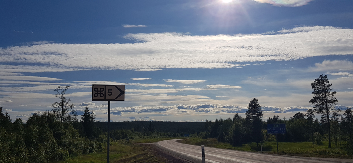 Sevärdighetskrumelur med blå himmel